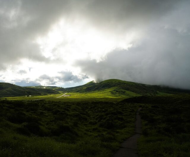 阿蘇山上。
火口から1キロ規制中ですが、草千里や火口見学手前の山上ターミナルまでは行けます⛰️
規制範囲を迂回して登れる新ルートもできているようですので、登山する方もぜひチェックしてみてください⛰️